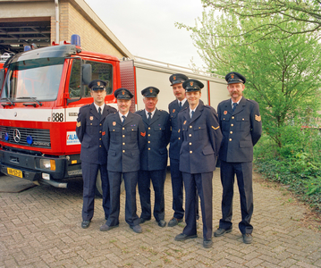 840255 Groepsportret van zes personeelsleden van de Brandweer Nieuwegein, bij de brandweerkazerne Nieuwegein-Noord ...